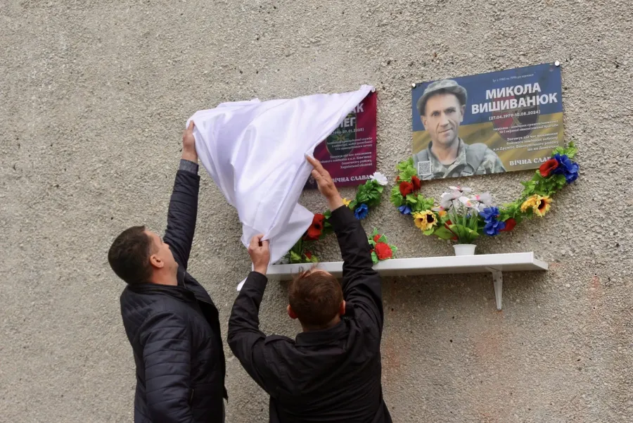 На фасаді школи, де навчався Олег Дутчак, відкрили меморіальну таблицю на його честь