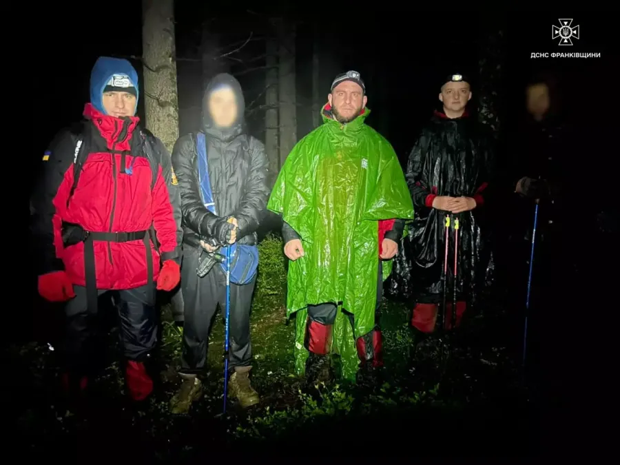 Туристів супроводили до бази "Заросляк"