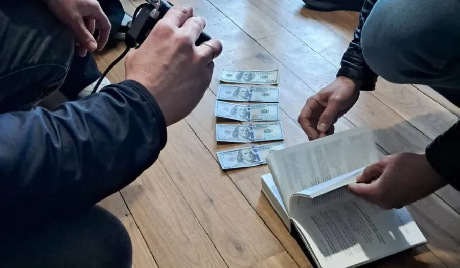 Ілюстроване фото. Підозрюваний запропонував громадянину «владнати питання»