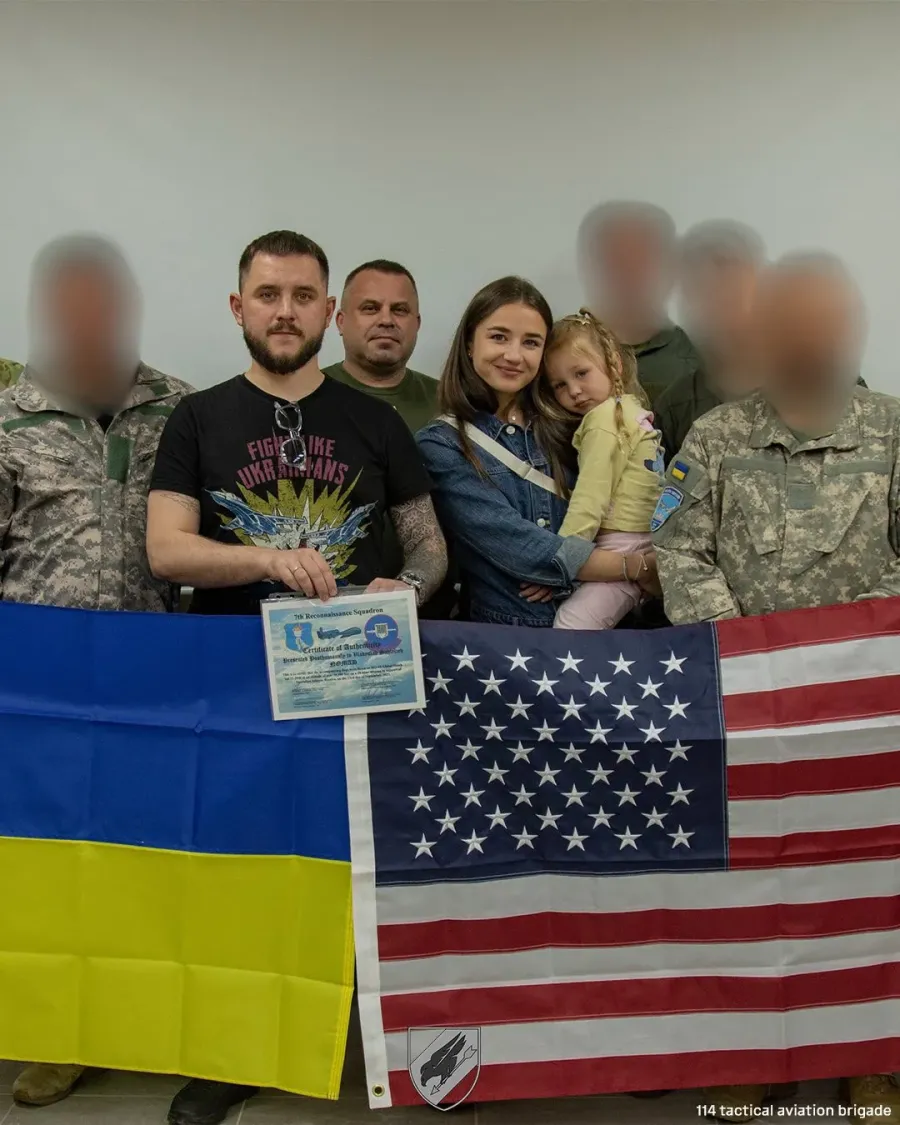 Прапори американські військові взяли із собою на місію, яку присвятили українському льотчику