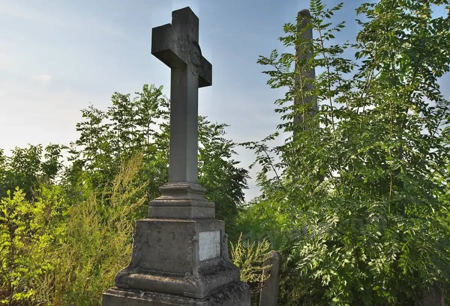 Ілюстроване фото. Владу просять організувати належне прибирання території цвинтаря