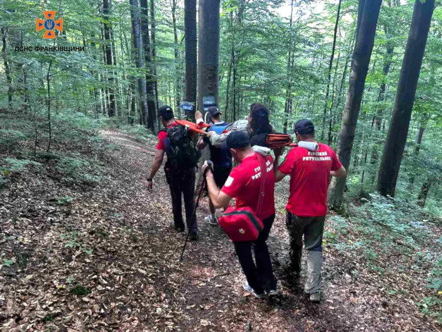 Рятувальники транспортували жінку до автомобіля екстреної медичної допомоги