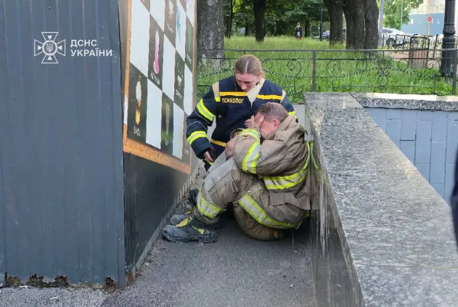 Рятувальники працювали під обстрілами, щоб допомогти людям. Фото: ДСНС