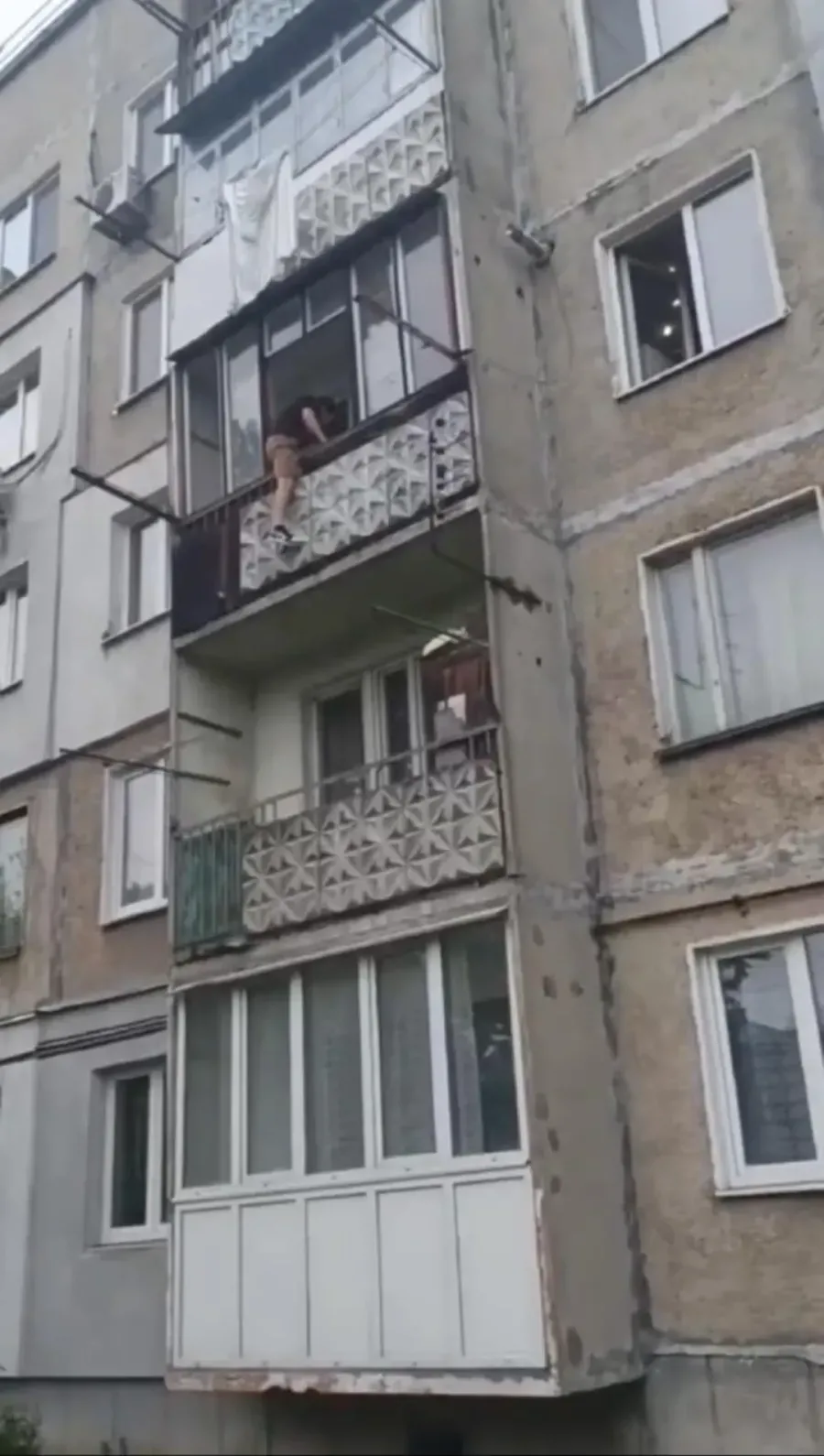 Підлітків вгамовувала поліція на вулиці Рубчака. Фото: Скрін з відео/Калуський формат/Телеграм