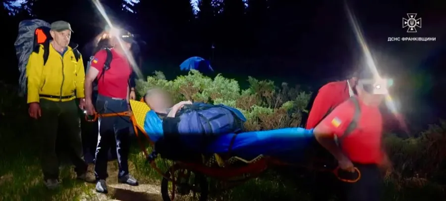 Рятувальники надали чоловіку домедичну допомогу та транспортували до села Осмолода