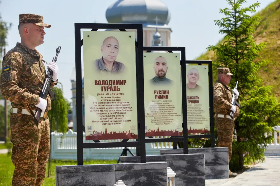 Меморіал було присвячено пам’яті трьох захисників України з різних військових підрозділів