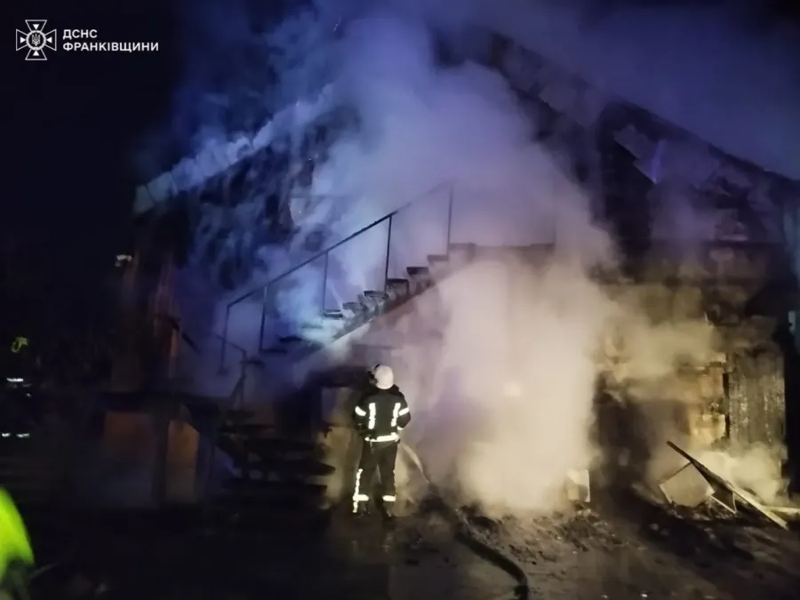 Як видно на фото, будинок повністю вигорів