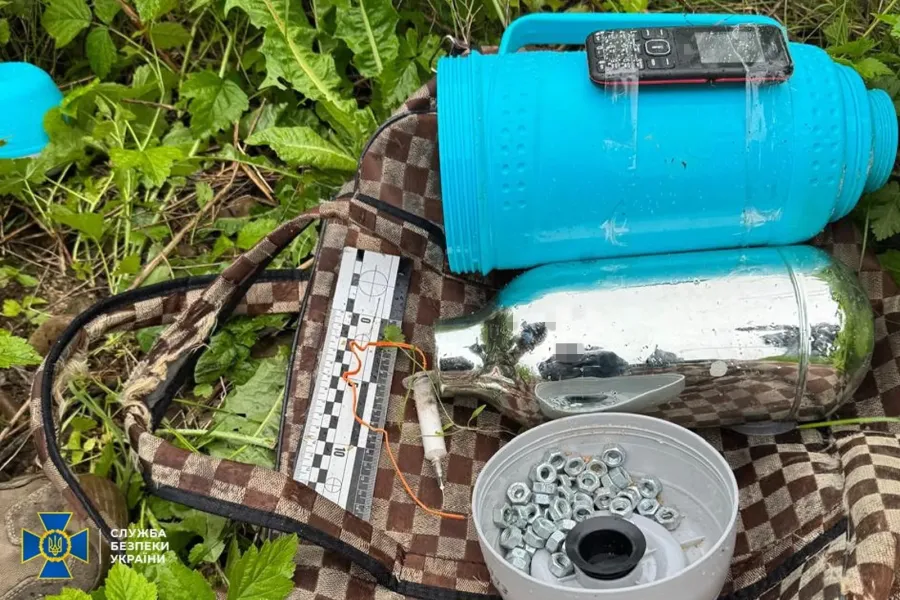 Школярка мала доставити захований СВП до міського парку в годину пік, коли там буде максимальна кількість людей