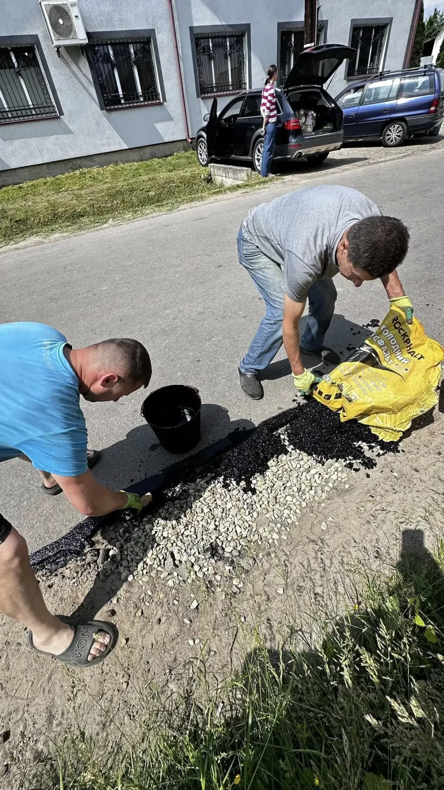 Жителі Голинської громади взялися ремонтувати дороги. Фото: Іван Мазурик/Фейсбук