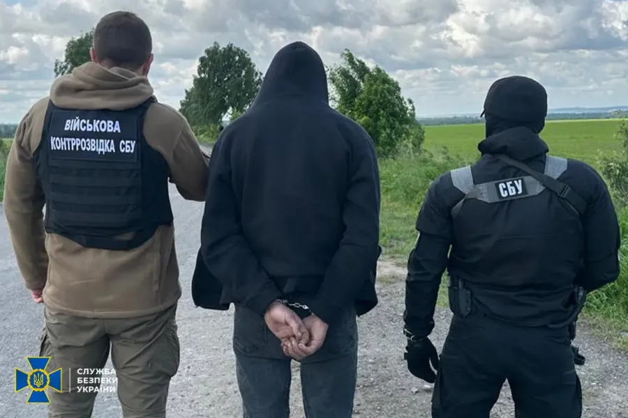 Щоб виконати завдання, фігурант встановив у своєму авто приховану камеру