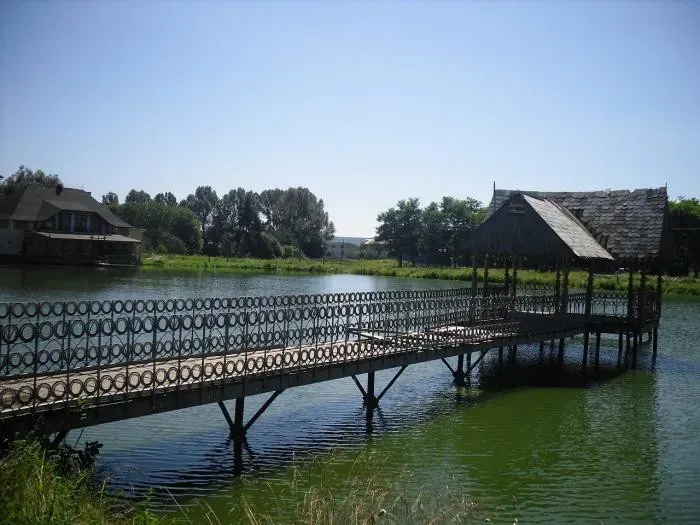 Озеро в міському парку Калуша — серед чотирьох безпечних місць для літнього відпочинку в області. Фото: BAES/Вікімапія