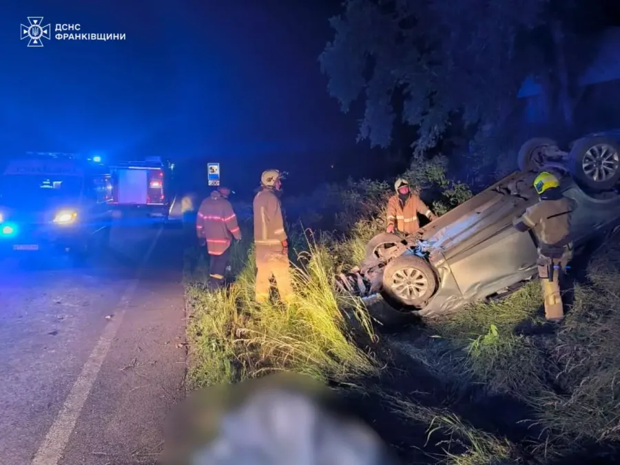 Вночі автівка вилетіла з дороги. Фото: ДСНС