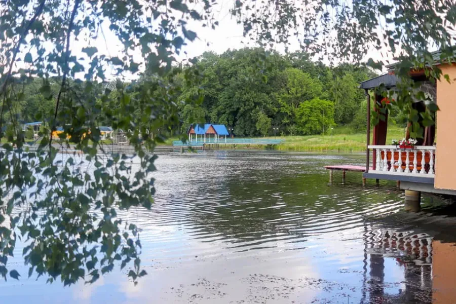 На місце події викликали швидку допомогу і рятувальників, які врятували чоловіка