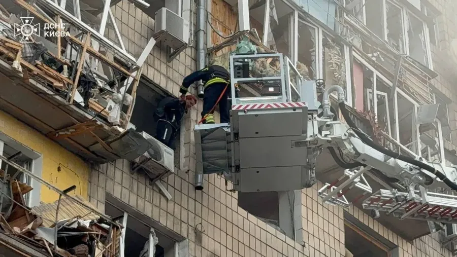 У Києві тривають рятувальні роботи