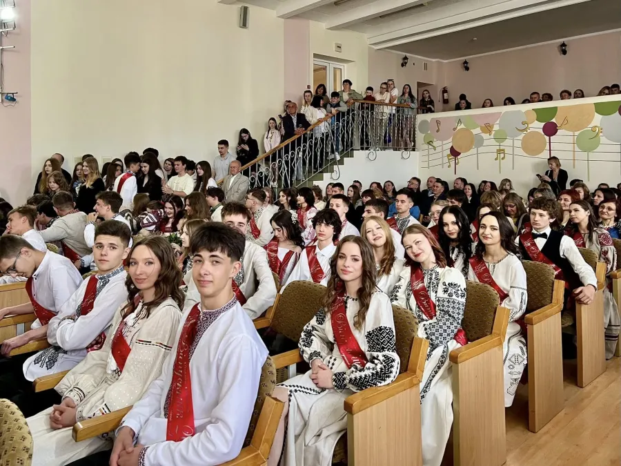 Ілюстроване фото. Калуський ліцей привітав своїх випускників із успіхами на НМТ