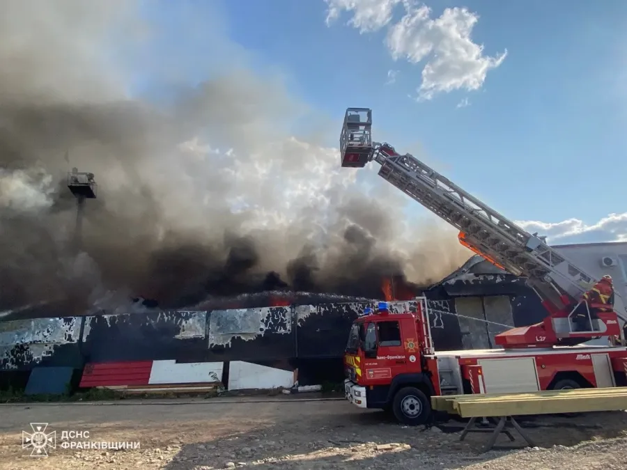 Вогнеборці не допустити перекидання вогню на поруч розташовані приміщення