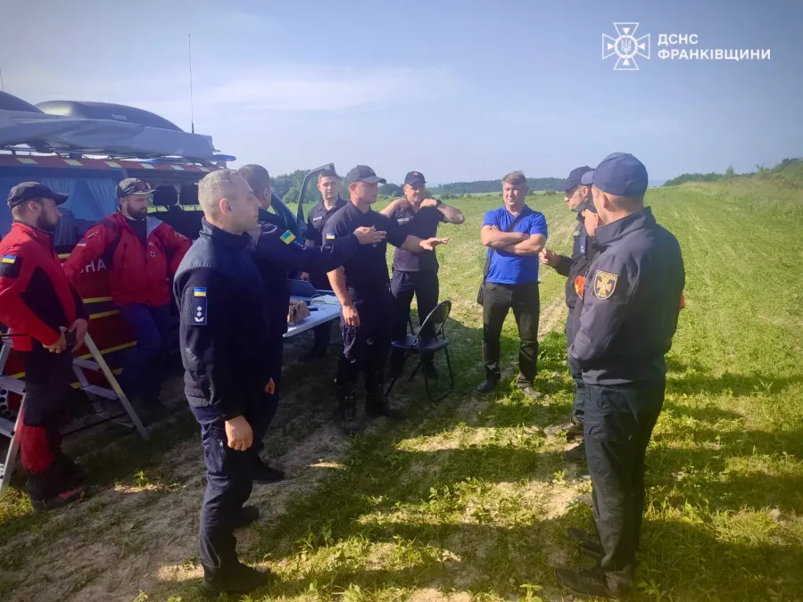 Загалом до пошуково-рятувальної операції залучено 318 людей