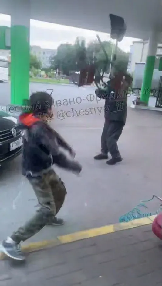 Підлітки конфліктували з працівниками АЗС. Фото: скрін із відео