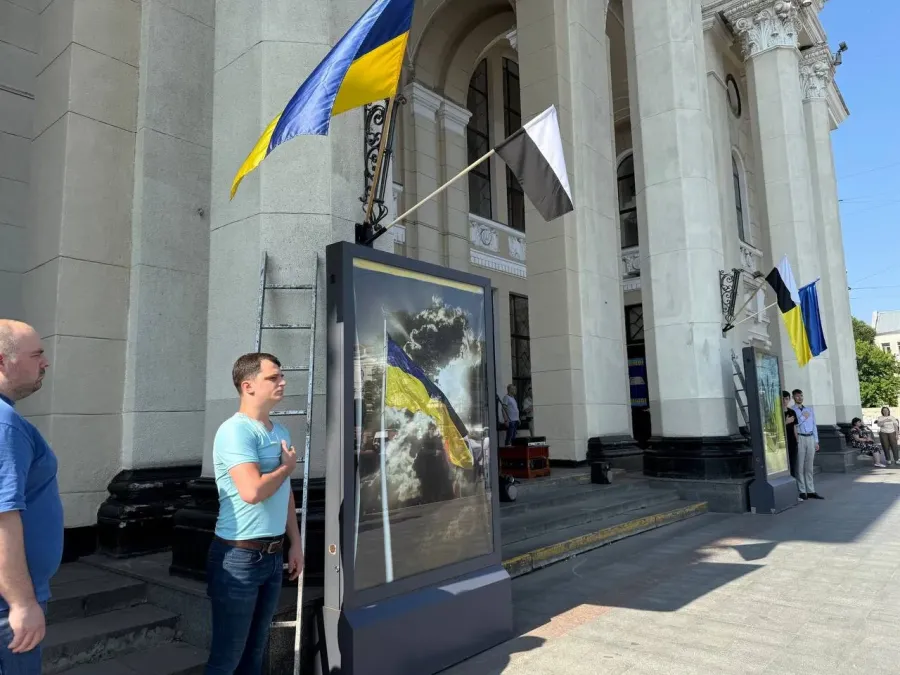 Біло-чорний прапор підняли на знак підтримки всіх полонених