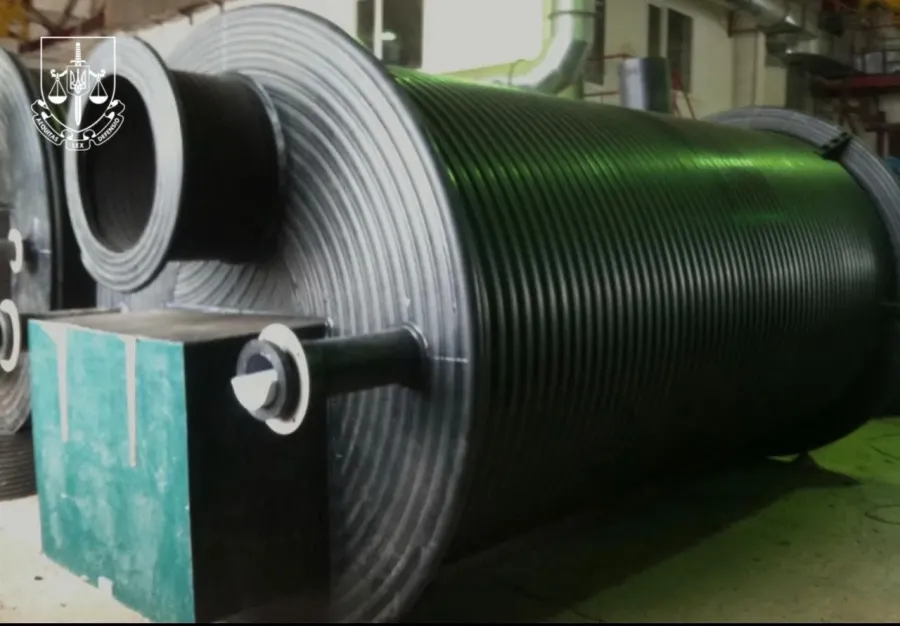 Директор складав акти виконаних робіт та довідки про їх вартість із завищеними обсягами