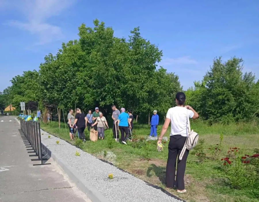 Рідні зниклих безвісти та полонених захисників висадили 40 кущів барбарису