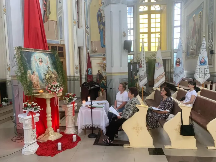 Люди єднаються в молитві за перемогу та мир в Україні