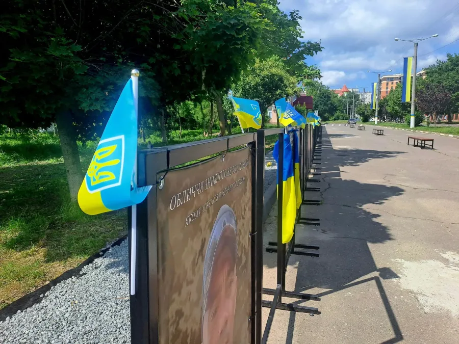 Конструкції розрізали, переварили рамки, пофарбували й поставили на місце. Фото: Калуська міська рада