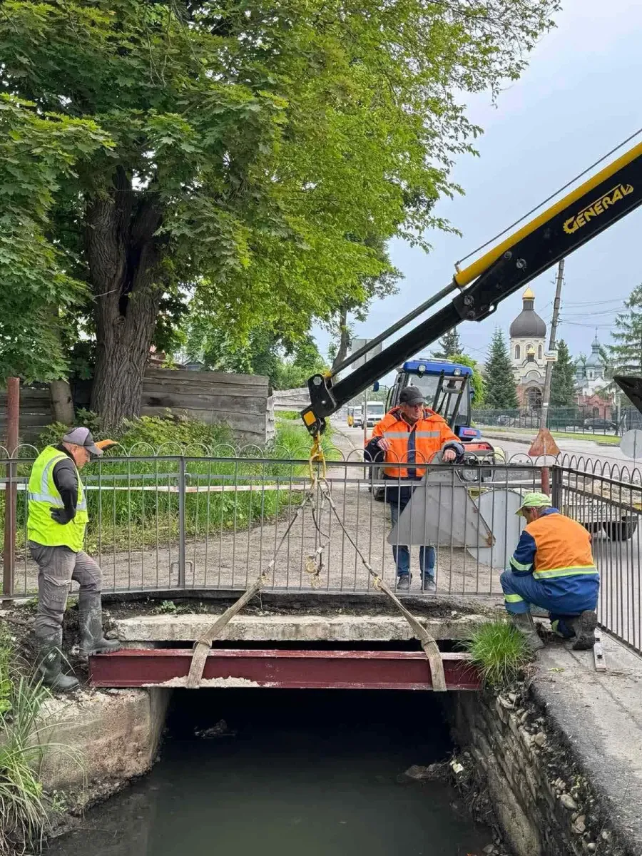 Також силами комунального підприємства буде заасфальтовано тротуар. Фото: «Калушавтодор»