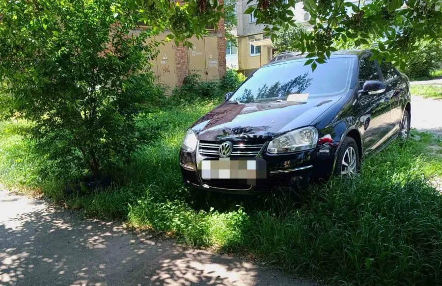 Порушення правил паркування на вулиці Січових Стрільців у Калуші. Фото: Калуська міська рада