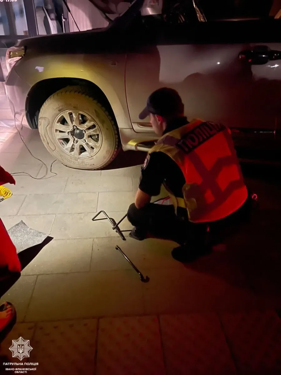 Патрульні допомогли чоловікові, у якого зламалась автівка