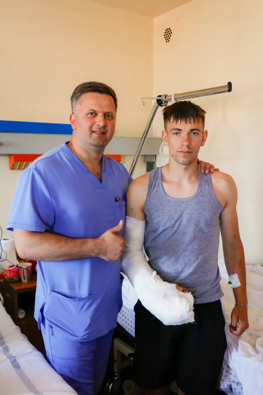 Медик провів дві операції тривалістю 12 годин