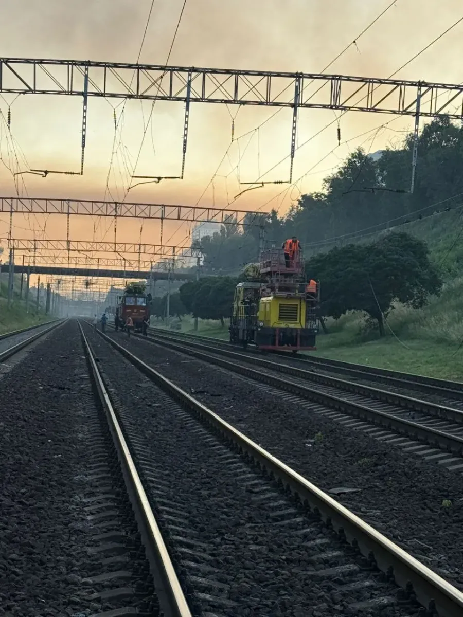 Деякі пасажирські поїзди затримуються до 2 годин