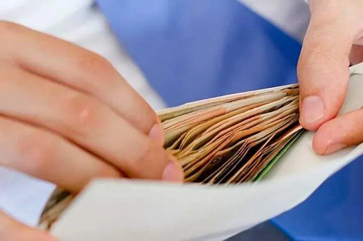 Ілюстроване фото. Посадовицю зобов'язали сплатити штраф