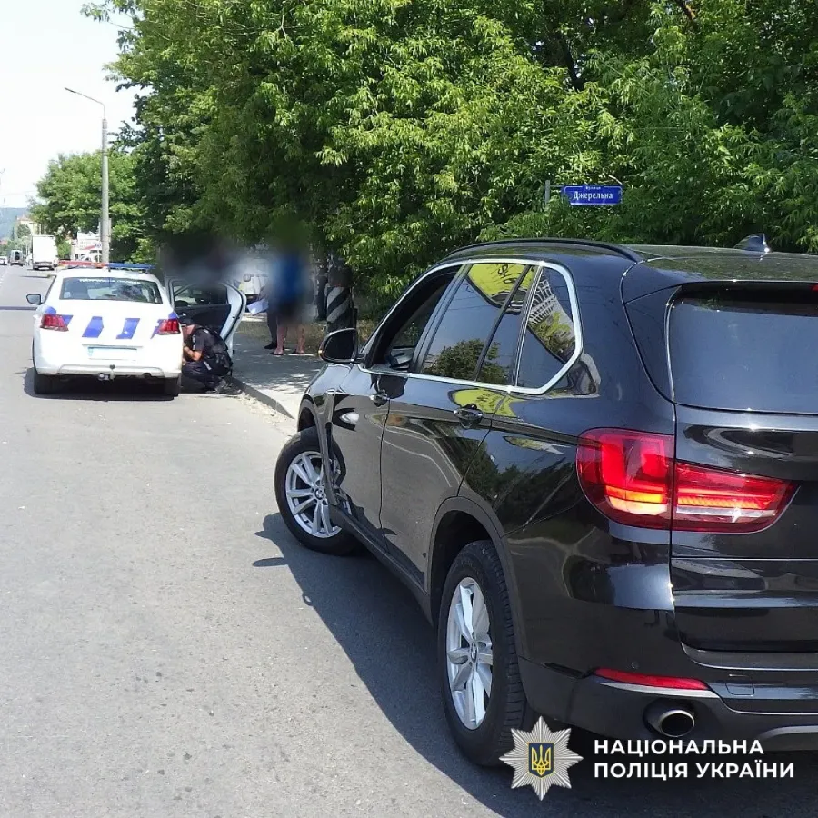 Водій поклав у службовий автомобіль поліцейських хабар