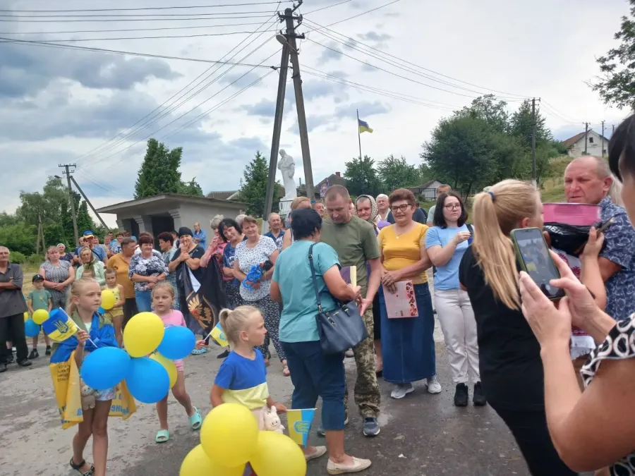 Односельці зі вдячністю зустріли захисника України Володимира Козара