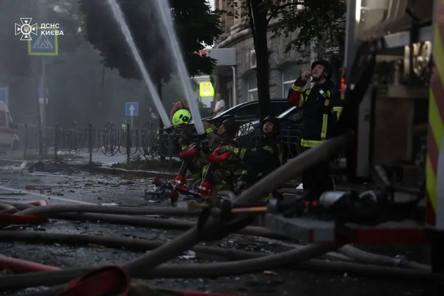 До розбору завалів і ліквідації наслідків обстрілів залучено близько 400 рятувальників