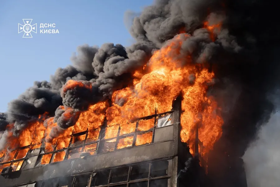 У Києві триває ліквідація наслідків російської атаки. Фото: ДСНС Києва