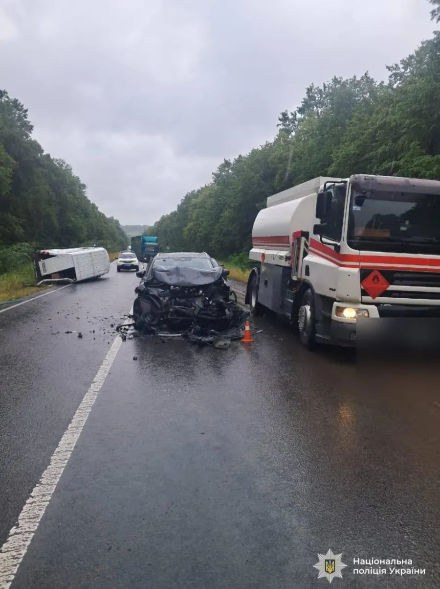 На місці аварії працюють поліцейські