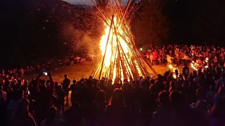 Ілюстроване фото. 28 хворих проживали в наметах та брали участь у неформальному молодіжному заході