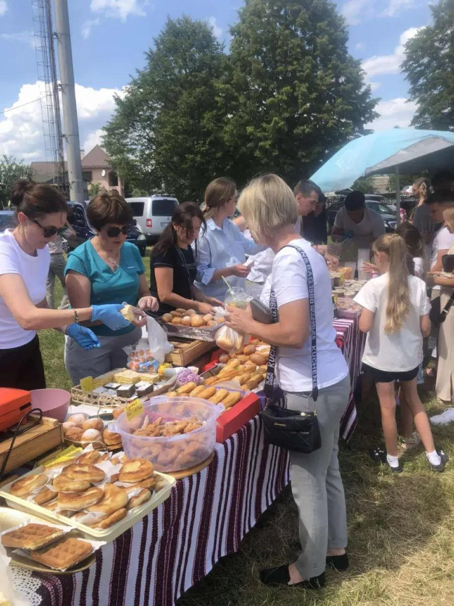 Щоб зібрати кошти, голиняни продавали різноманітні смаколики. Фото: Іванна Коцан, Іван Мазурик