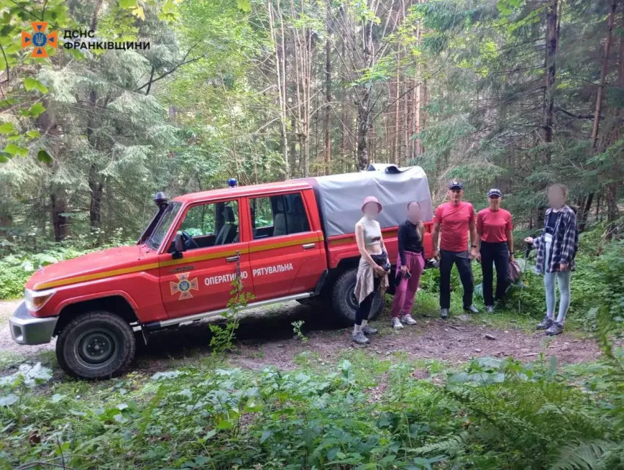Рятувальники розшукали заблукалих туристок в гірській місцевості