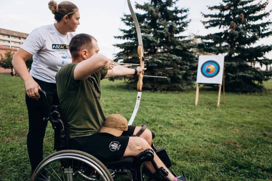 Заняття зі стрільби з лука в Івано-Франківську проводила олімпійська призерка 2000 року у Сіднеї Катерина Дубровіна. Фото: обласна клінічна лікарня