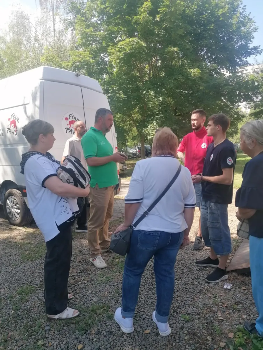 Начальник УЖКГ Тарас Фіцак, представники організації "Чотири лапи" та власники тварин. Фото: "Вікна"