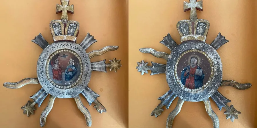 На аверсі патериці зображено Пресвяту Трійцю, на реверсі — образ Ісуса Христа