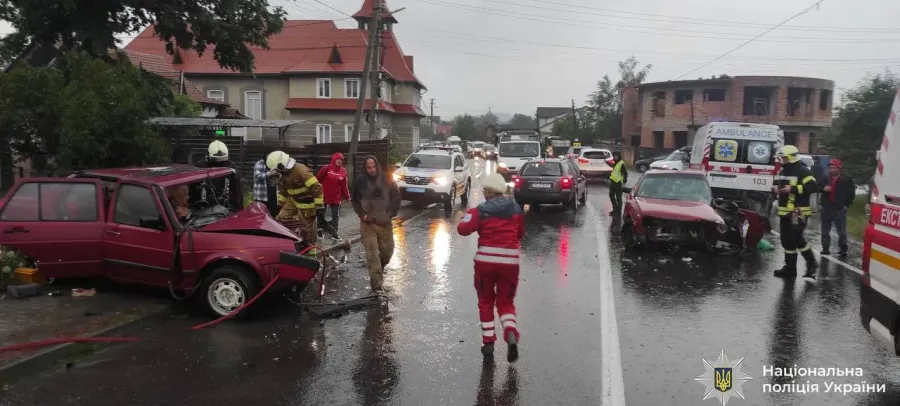 На місці аварії працюють поліцейські