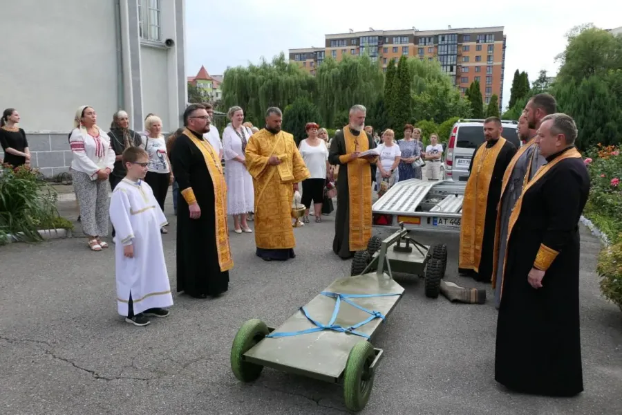 У соборі освятили допомогу на фронт