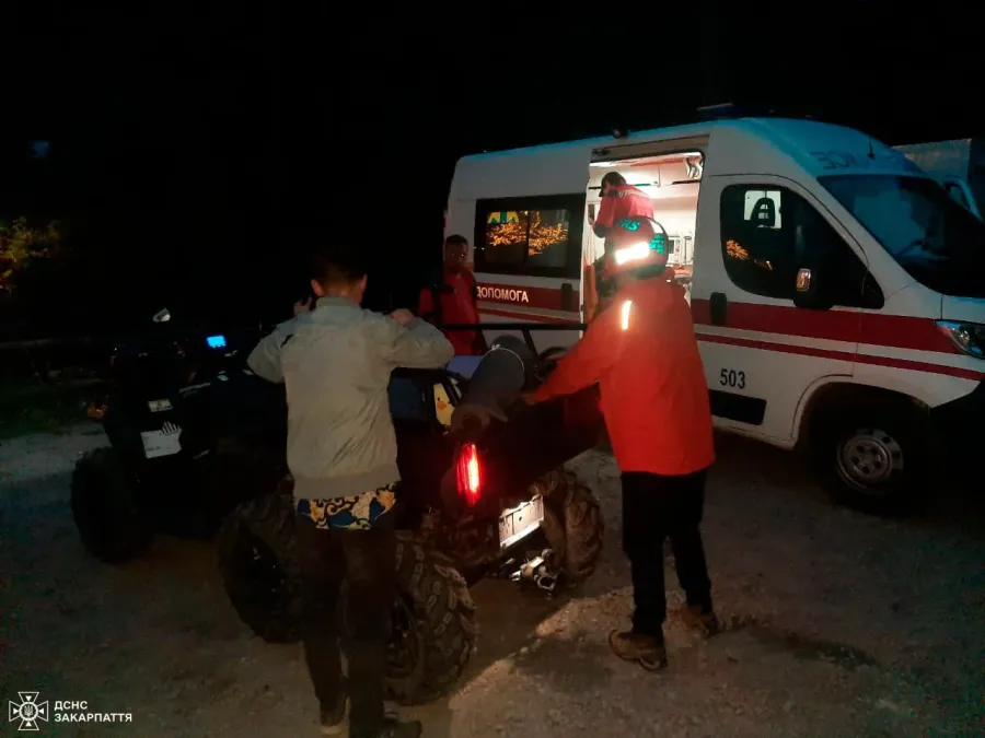Туриста транспортували до медиків на квадроциклі