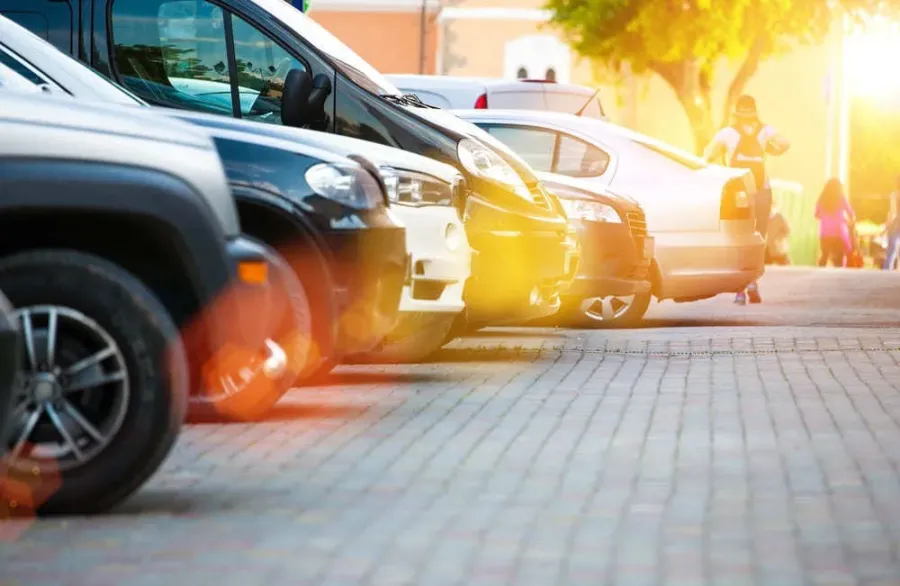 Ілюстроване фото. Паркувальні місця облаштують вздовж проїжджої частини дороги