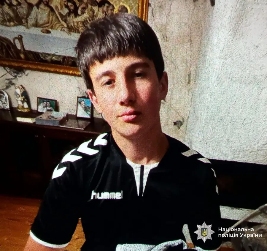 Павло був одягнений у футболку і шорти чорного кольору і мав гумові капці такого ж кольору