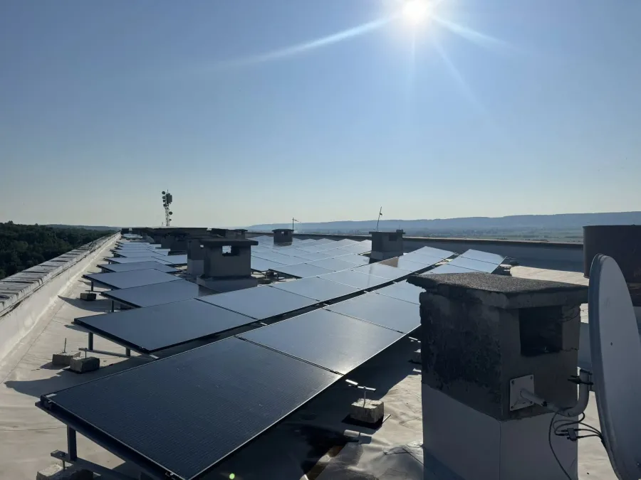 За умови сонячної погоди лікарня зможе замістити приблизно 50-65% електроенергії з мережі. Фото: Калуська міська рада